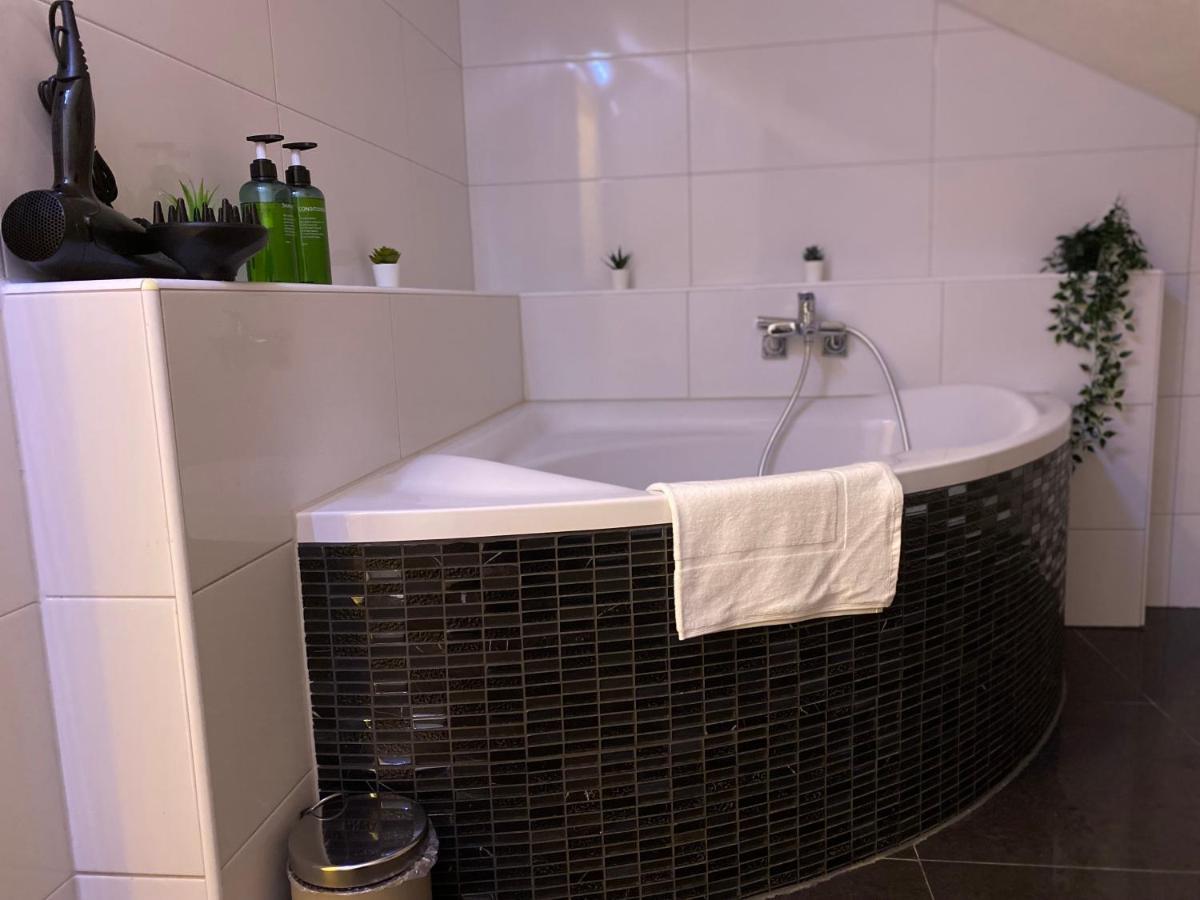 Deluxe Business Suite Mit Netflix Premium & Parkplatz, Zentral Zu Audi & Schwarz Gruppe With 2 Bedrooms 바트프리에드리히셸 외부 사진
